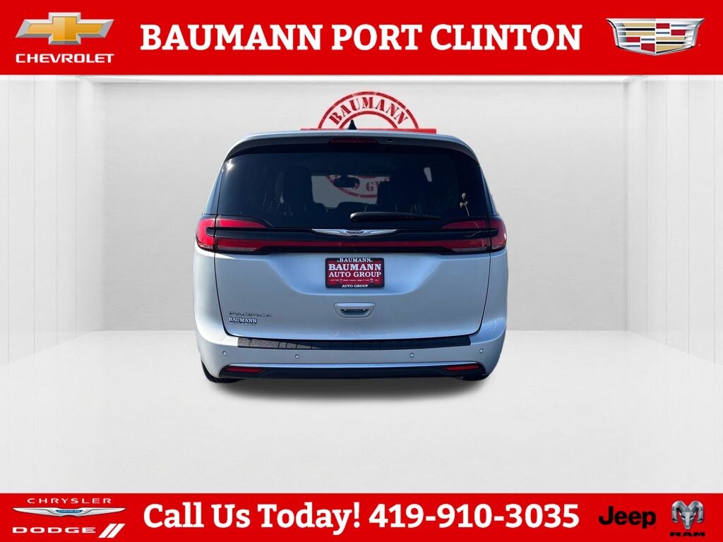 Used 2024 Chrysler Pacifica Touring L Minivan/Van
