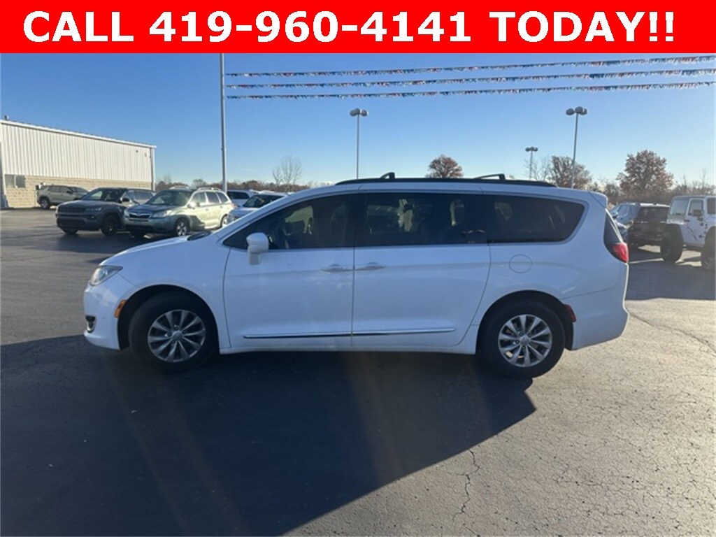 2017 Chrysler Pacifica Touring L photo 4