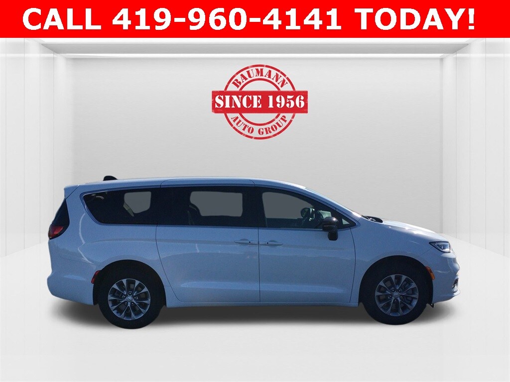 2026 Chrysler Pacifica photo 4