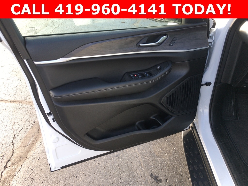 New 2025 Jeep Grand Cherokee L LIMITED 4X4 Sport Utility