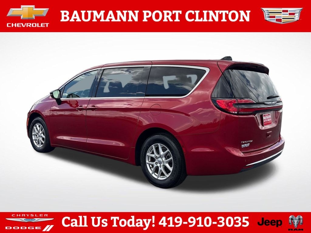 Used 2025 Chrysler Pacifica Select Minivan/Van