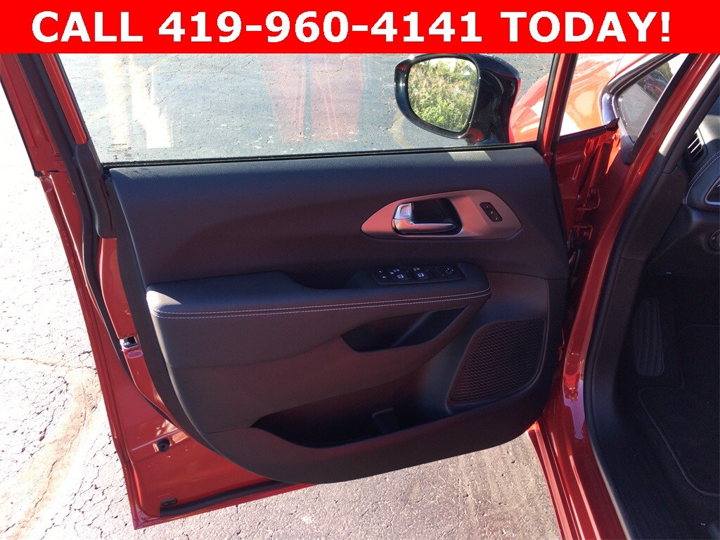 2026 Chrysler Pacifica photo 2