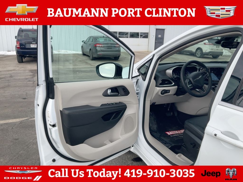 Used 2024 Chrysler Pacifica Touring L Minivan/Van