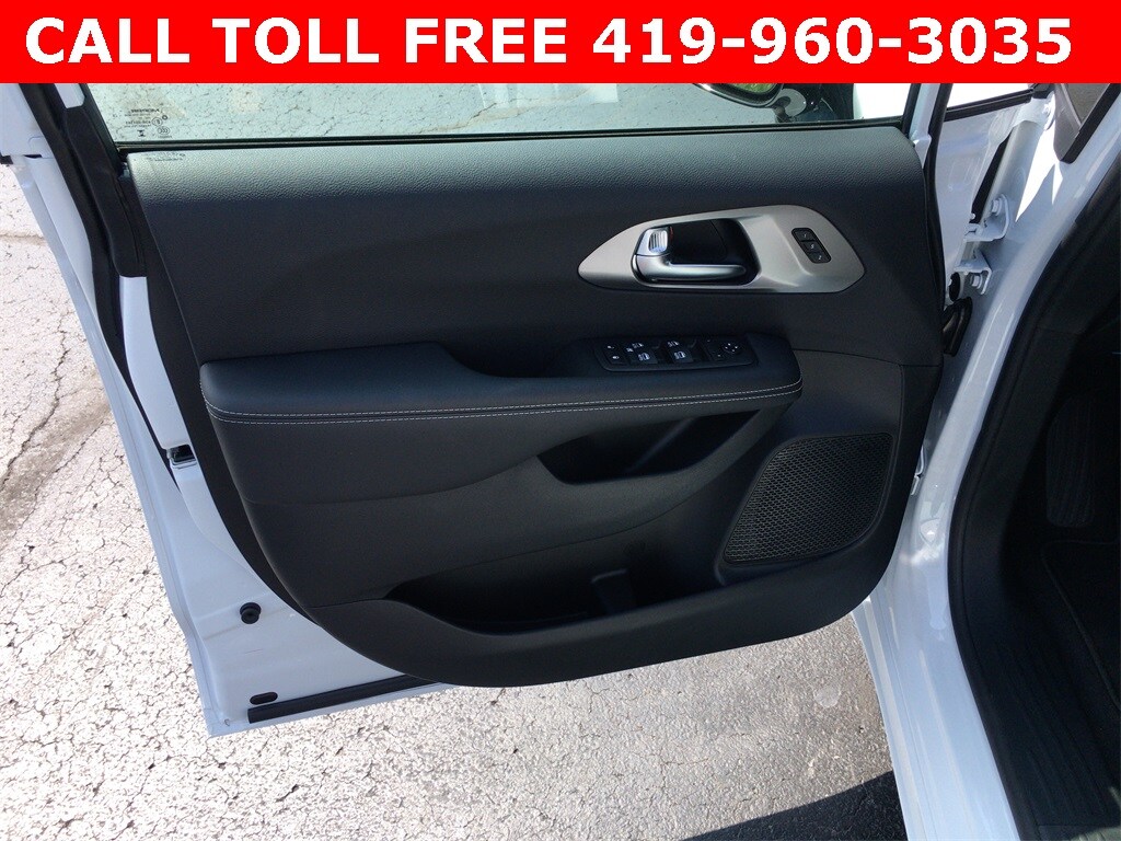 New 2026 Chrysler Pacifica SELECT Passenger Van