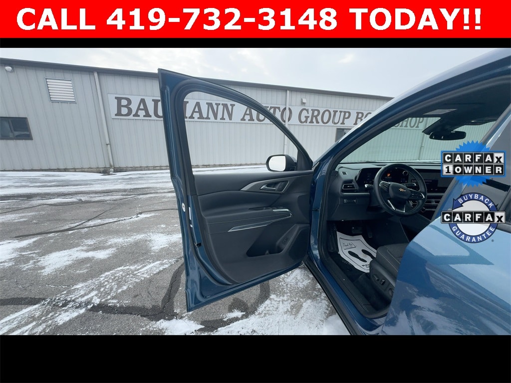 Used 2025 Chevrolet Traverse LT SUV