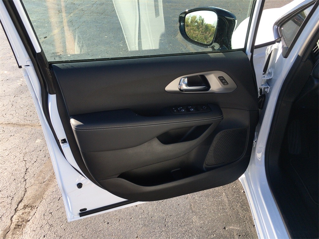 2026 Chrysler Pacifica photo 2