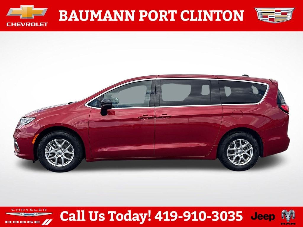 Used 2025 Chrysler Pacifica Select Minivan/Van