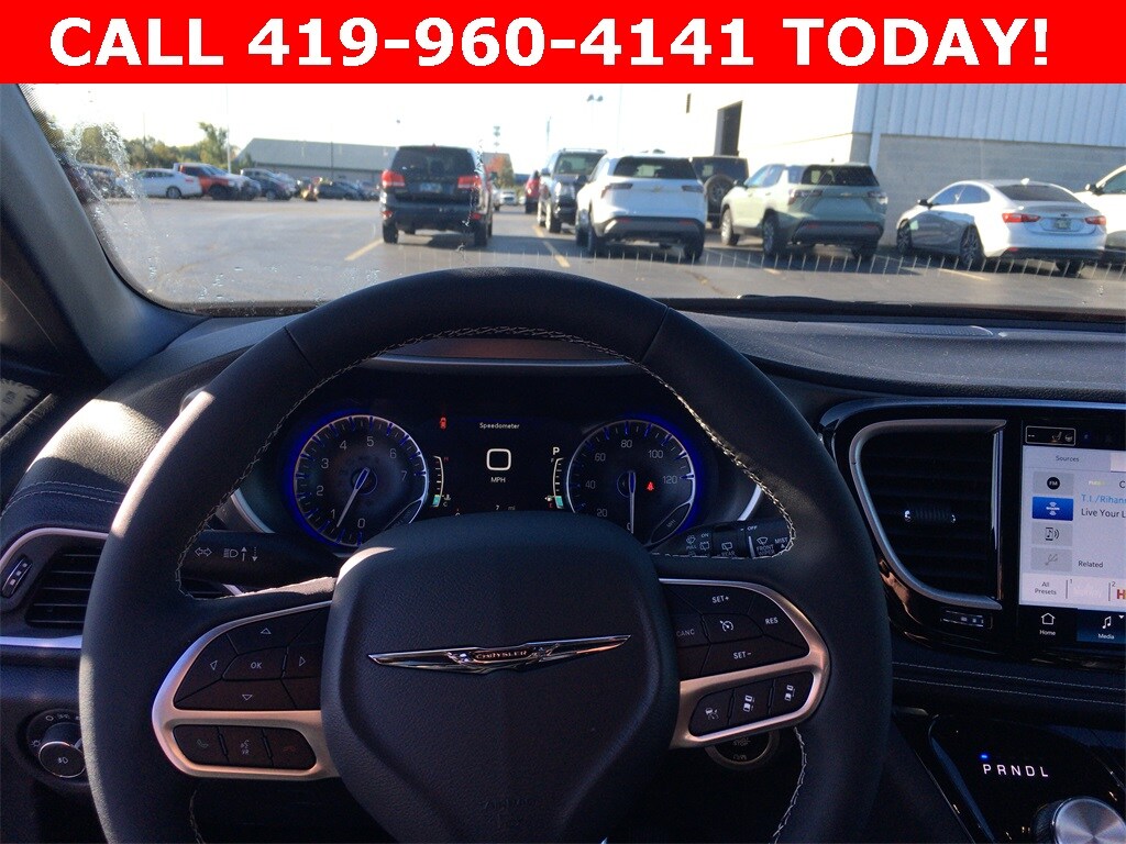2026 Chrysler Pacifica photo 3
