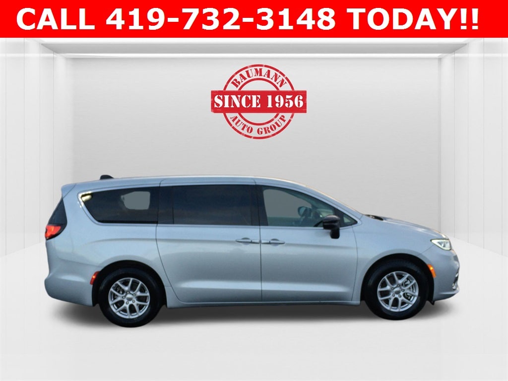 Used 2024 Chrysler Pacifica Touring L Minivan/Van