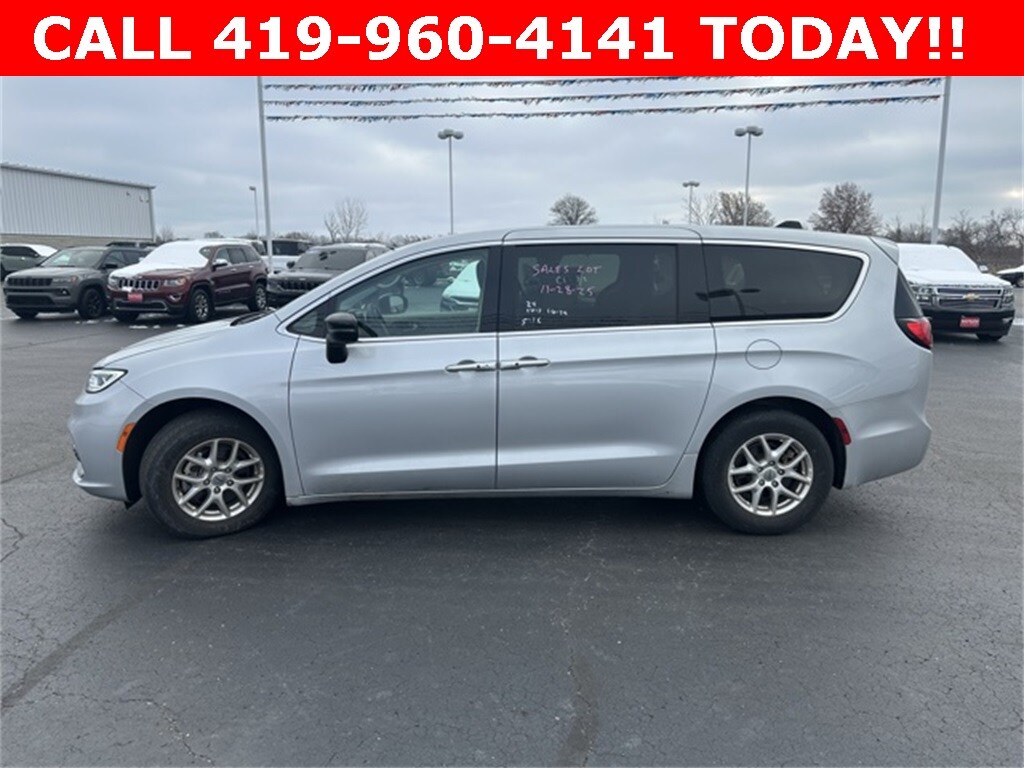 Used 2024 Chrysler Pacifica Touring L Minivan/Van