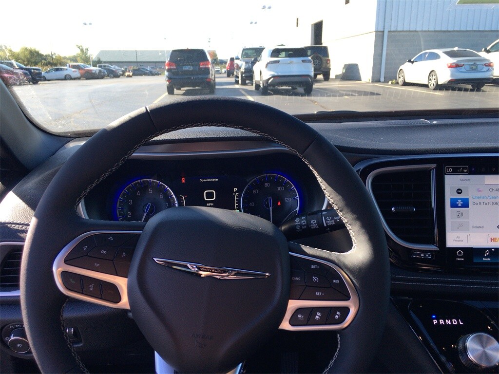 2026 Chrysler Pacifica photo 3