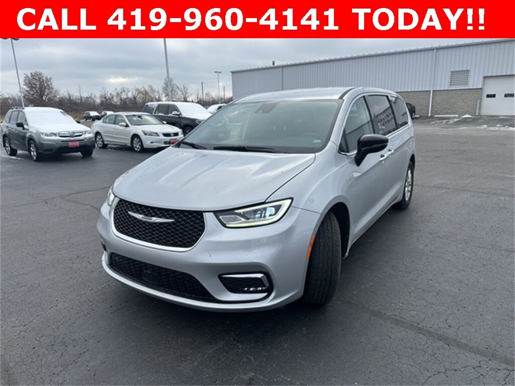 Used 2024 Chrysler Pacifica Touring L Minivan/Van