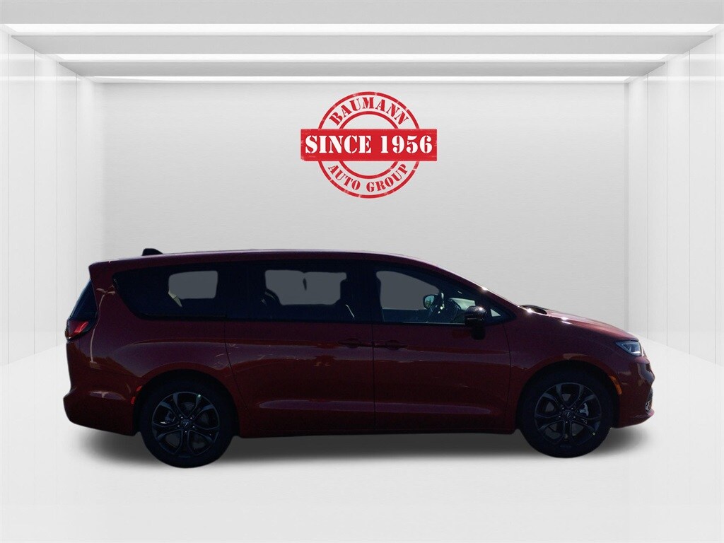 2026 Chrysler Pacifica photo 4