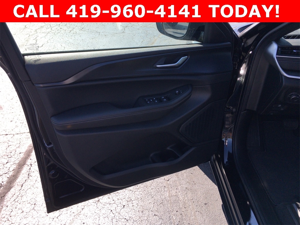 New 2025 Jeep Grand Cherokee L ALTITUDE X 4X4 Sport Utility