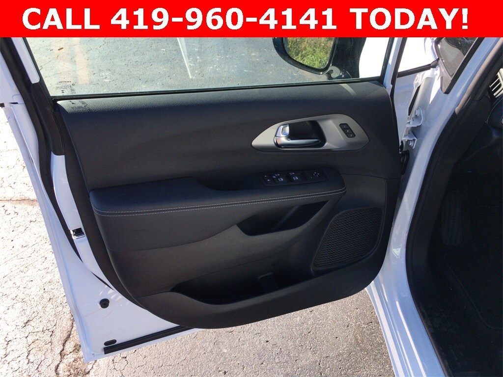 2026 Chrysler Pacifica photo 2