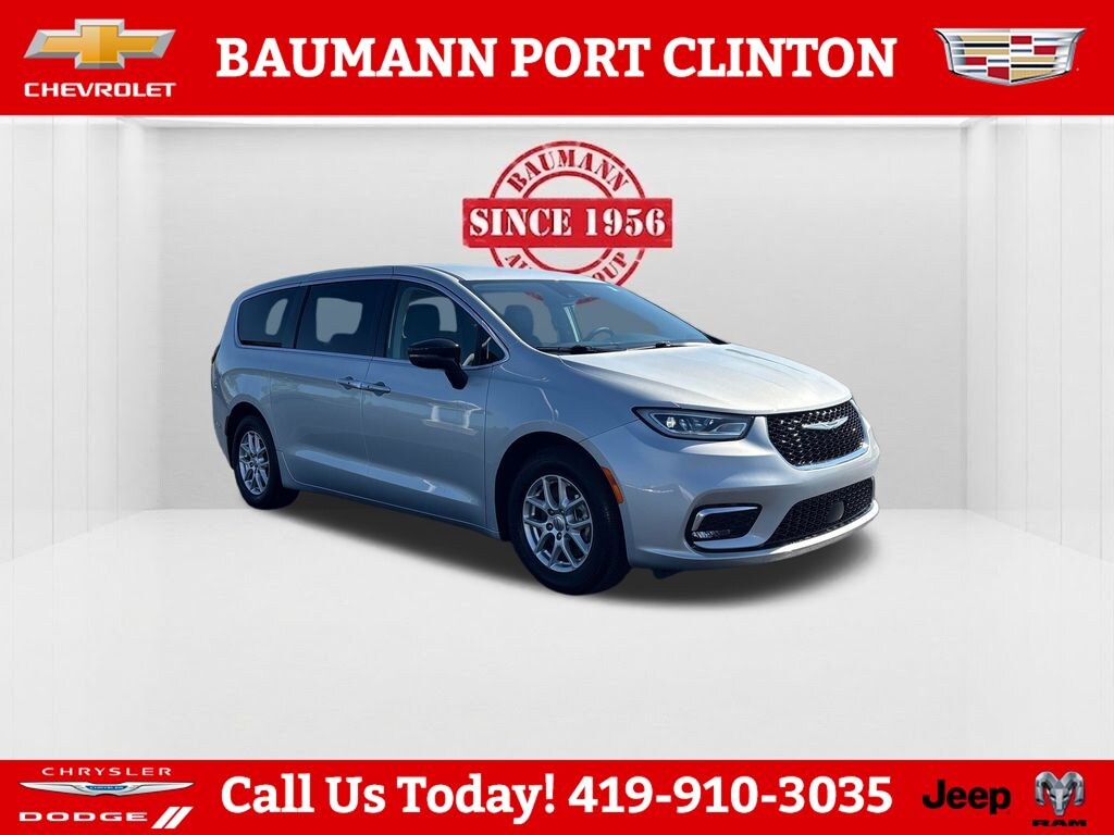 Used 2024 Chrysler Pacifica Touring L Minivan/Van