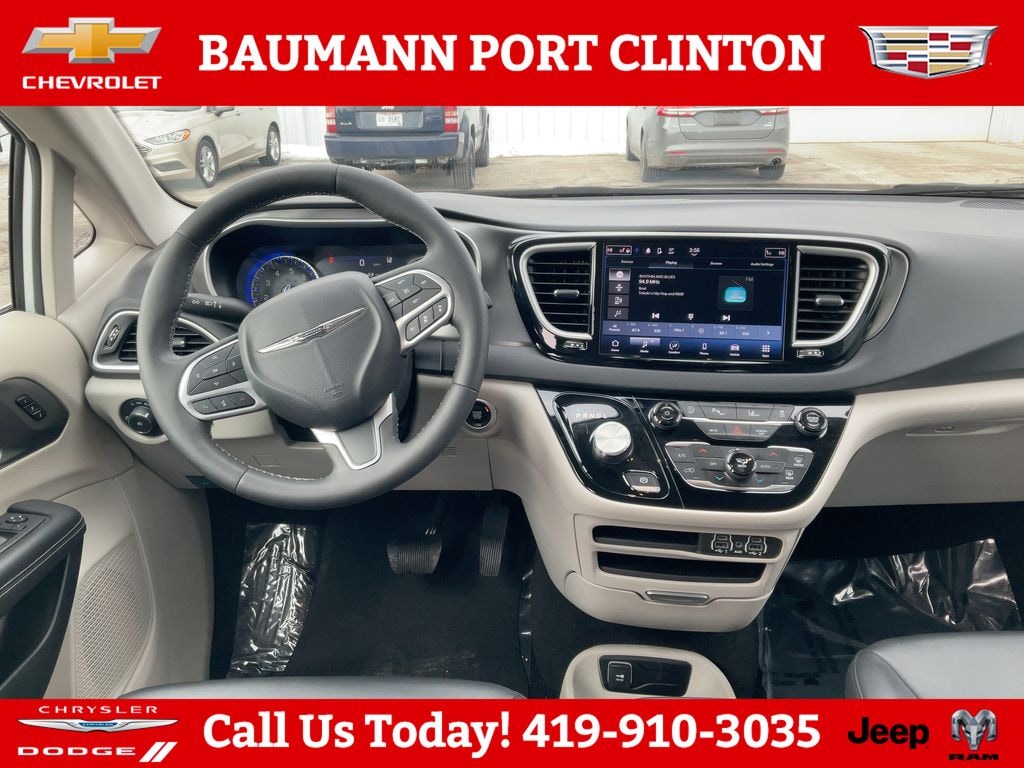 Used 2024 Chrysler Pacifica Touring L Minivan/Van