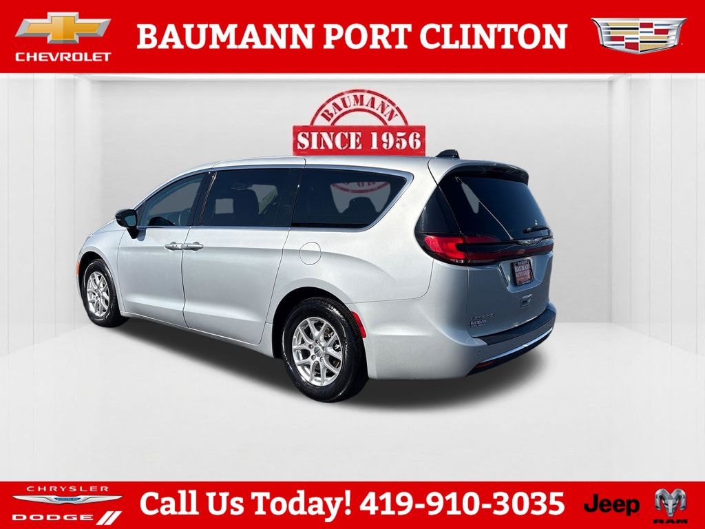 Used 2024 Chrysler Pacifica Touring L Minivan/Van
