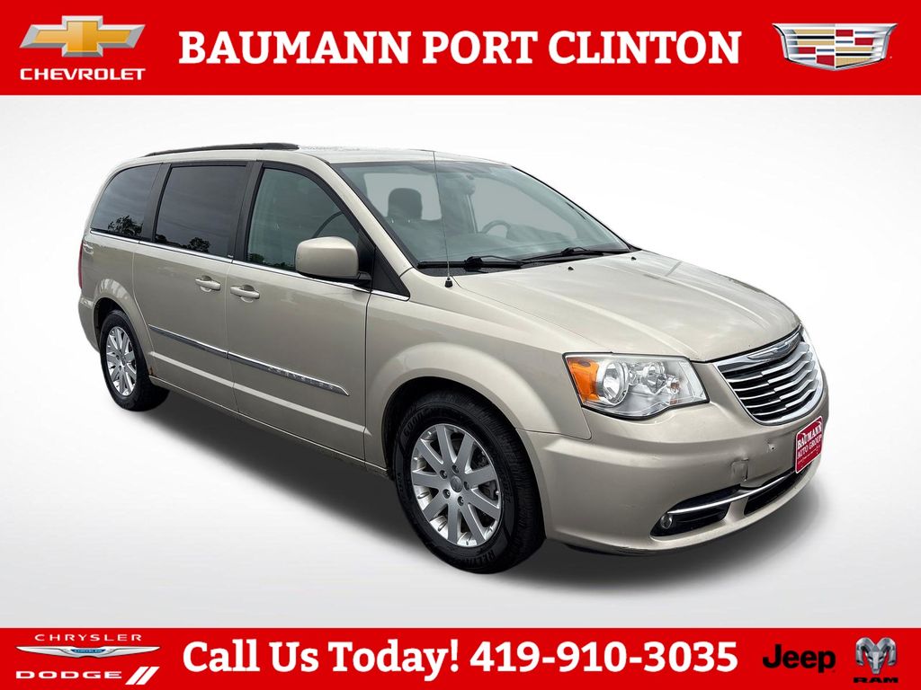 2013 Chrysler Town & Country Touring's photo