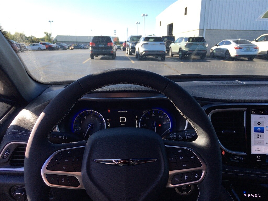 2026 Chrysler Pacifica photo 3