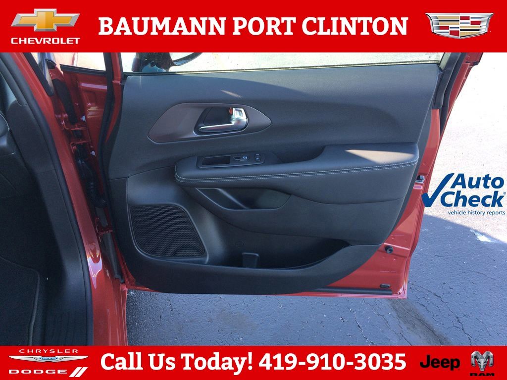 2026 Chrysler Pacifica Select - Photo 12