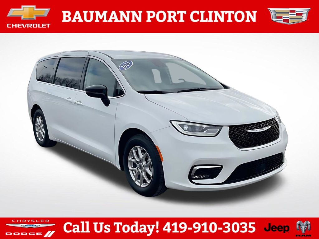 2024 Chrysler Pacifica Touring L's photo