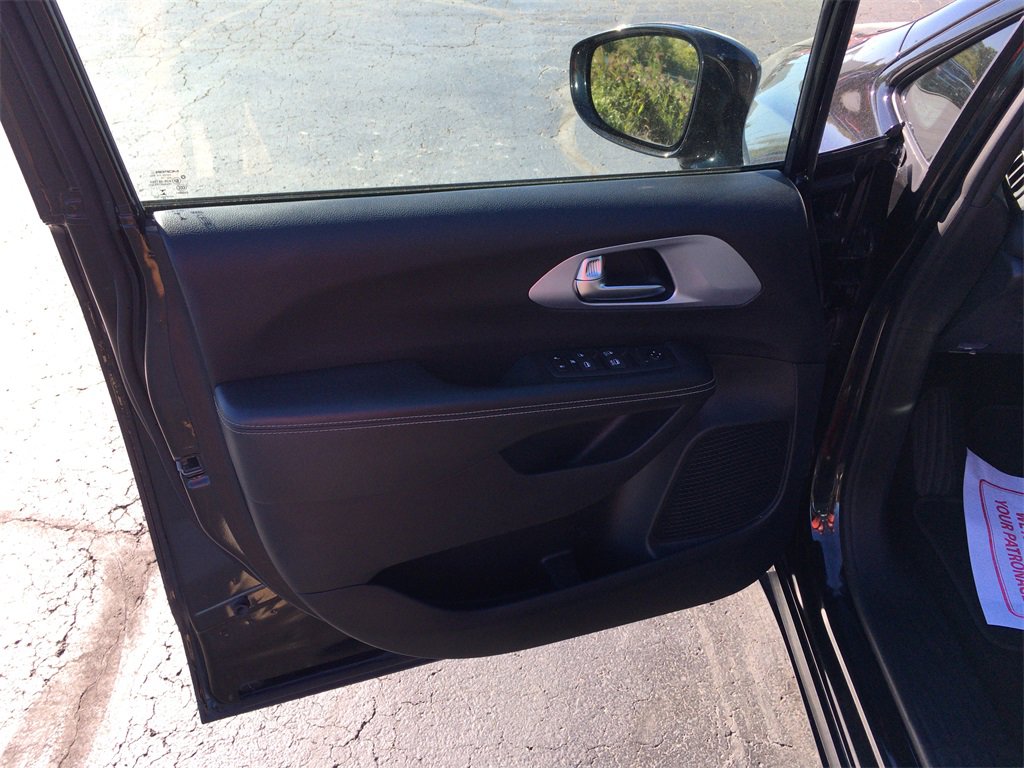 2020 Chrysler Pacifica Touring photo 2