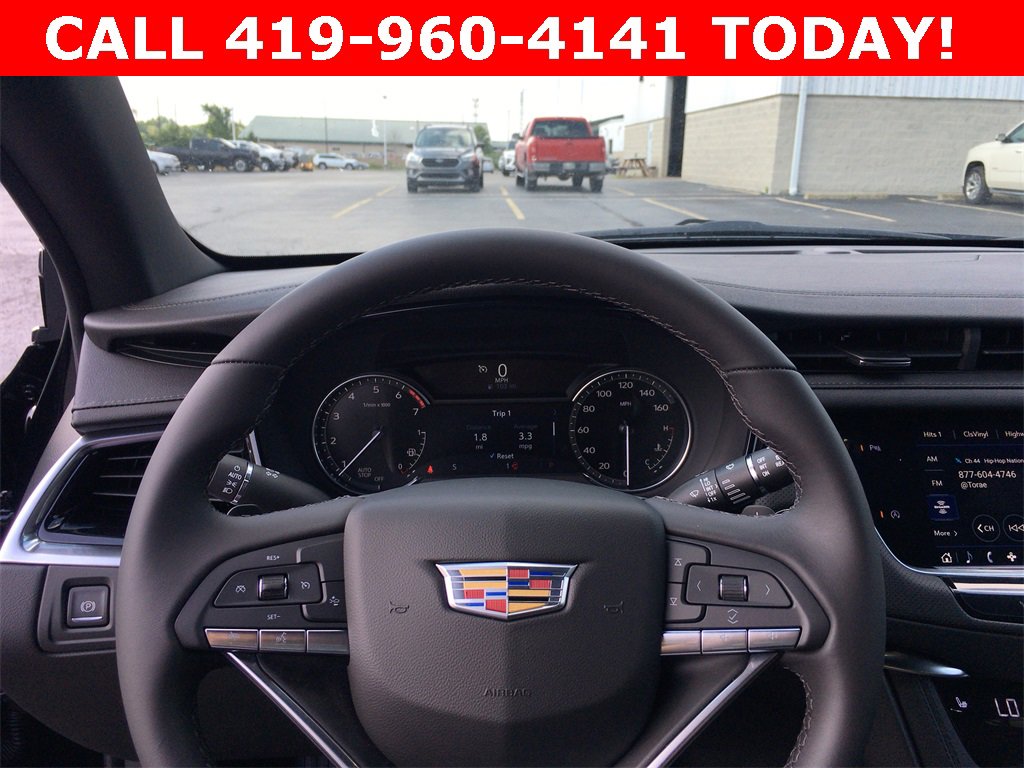 2025 Cadillac XT6 Luxury photo 2