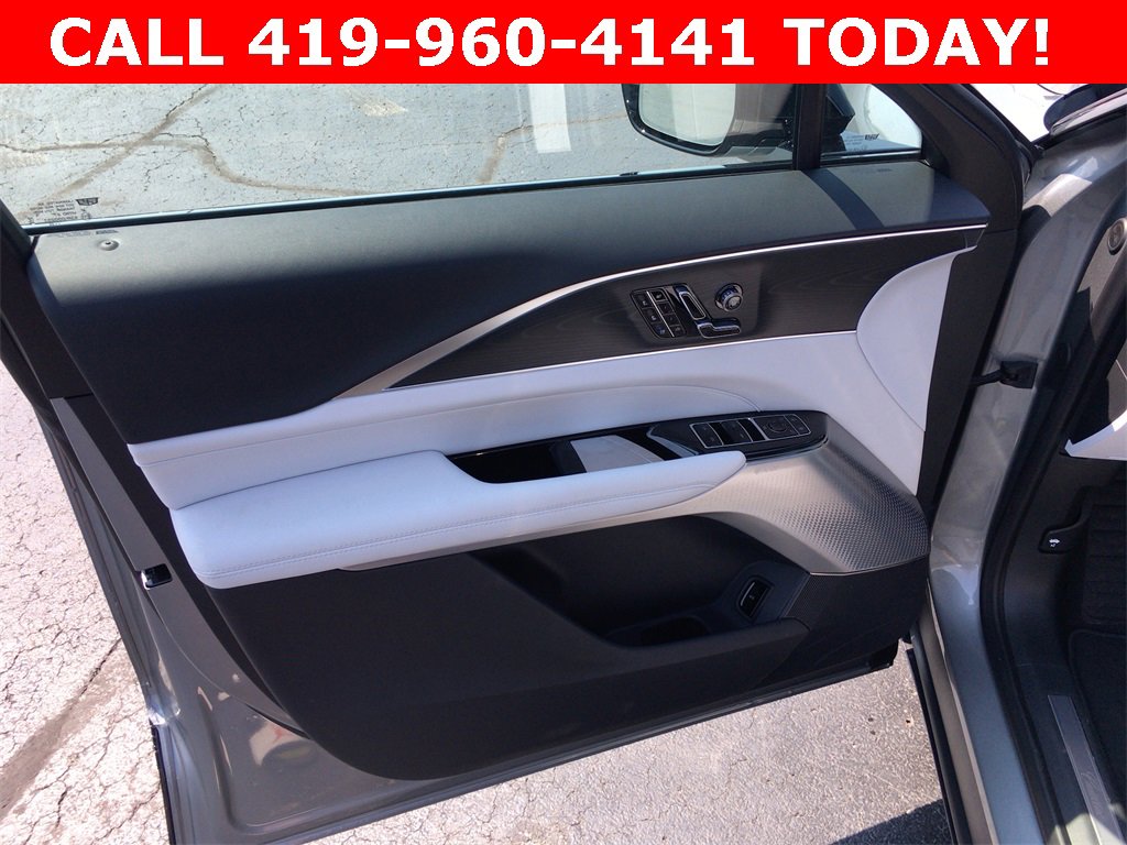 2025 Cadillac Lyriq Luxury photo 2