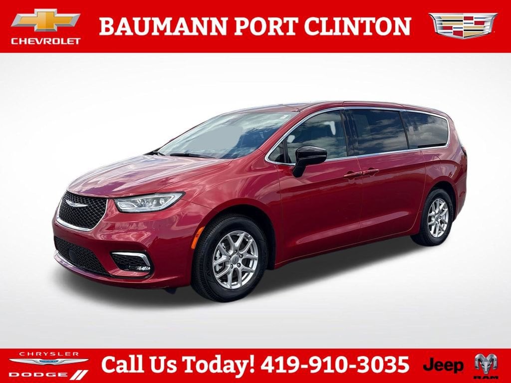 Used 2025 Chrysler Pacifica Select