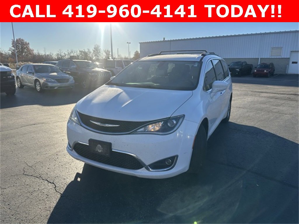 2017 Chrysler Pacifica Touring L photo 3