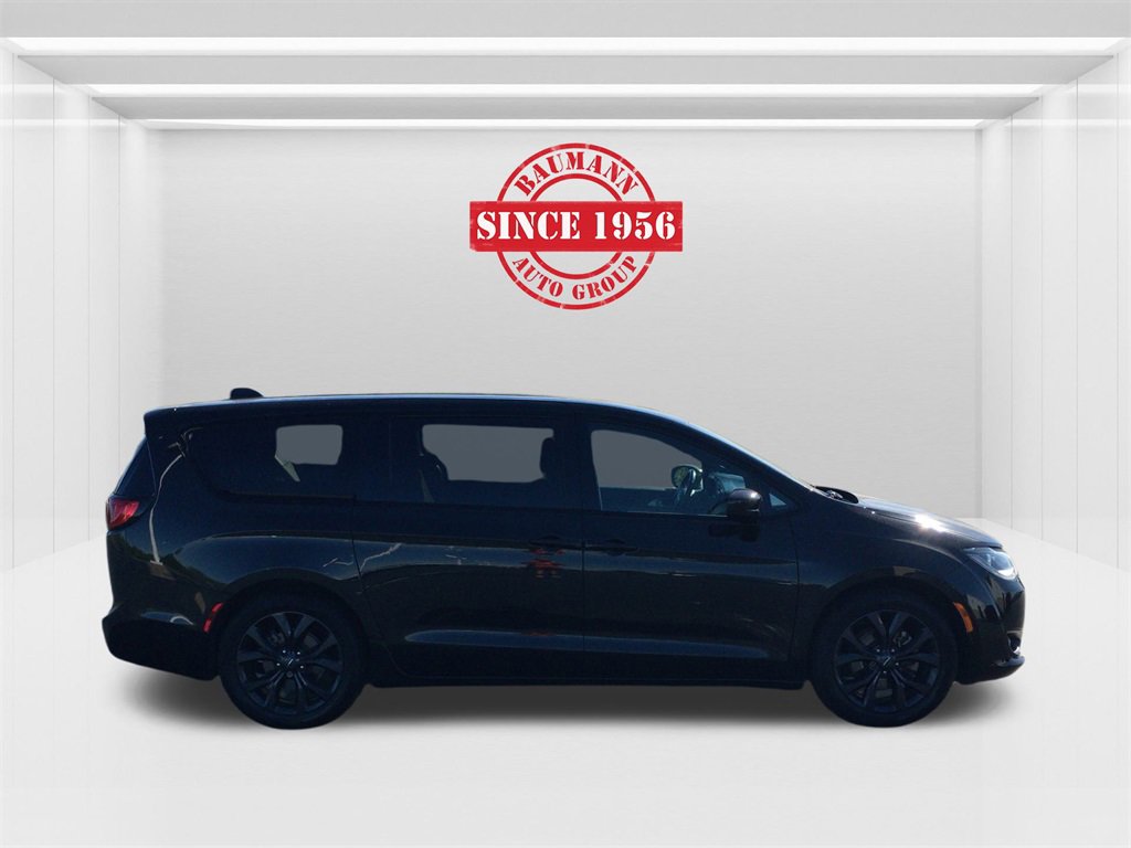 2020 Chrysler Pacifica Touring photo 4