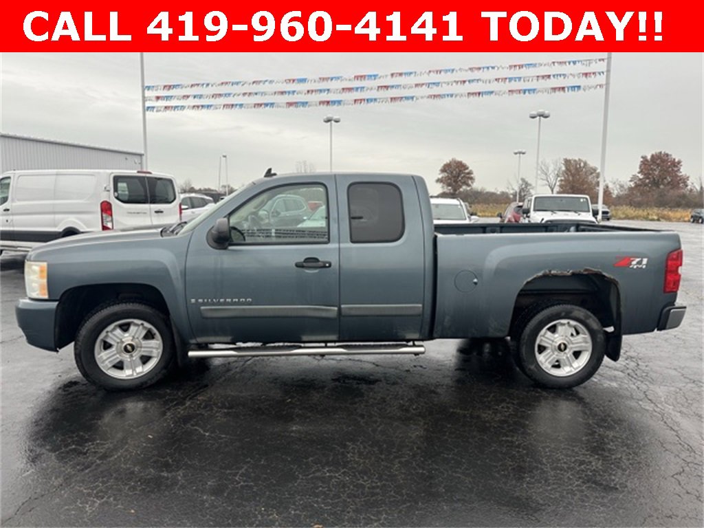 2008 Chevrolet Silverado 1500 LT photo 2