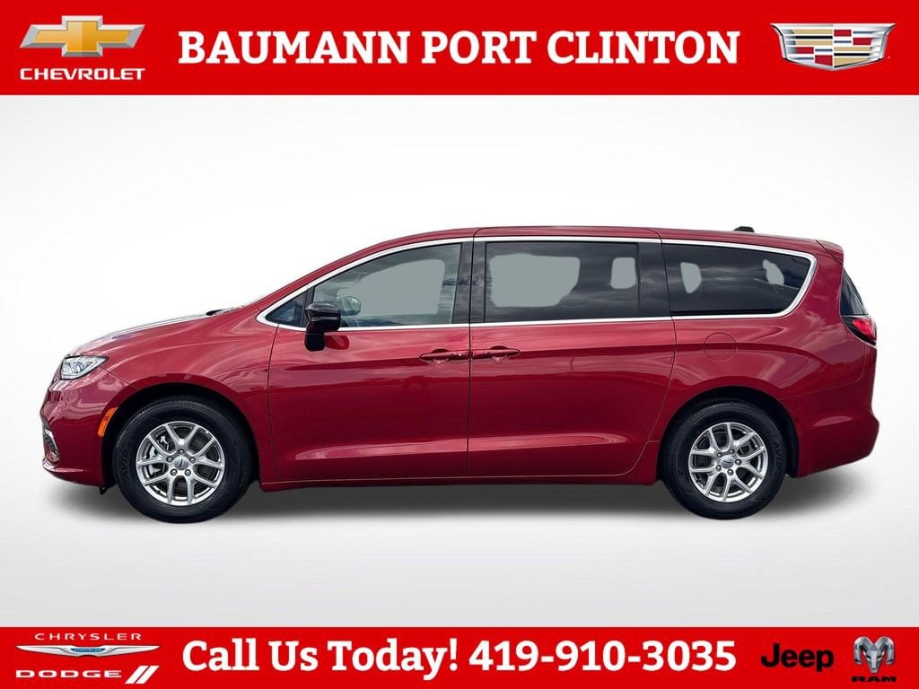 Used 2025 Chrysler Pacifica Select