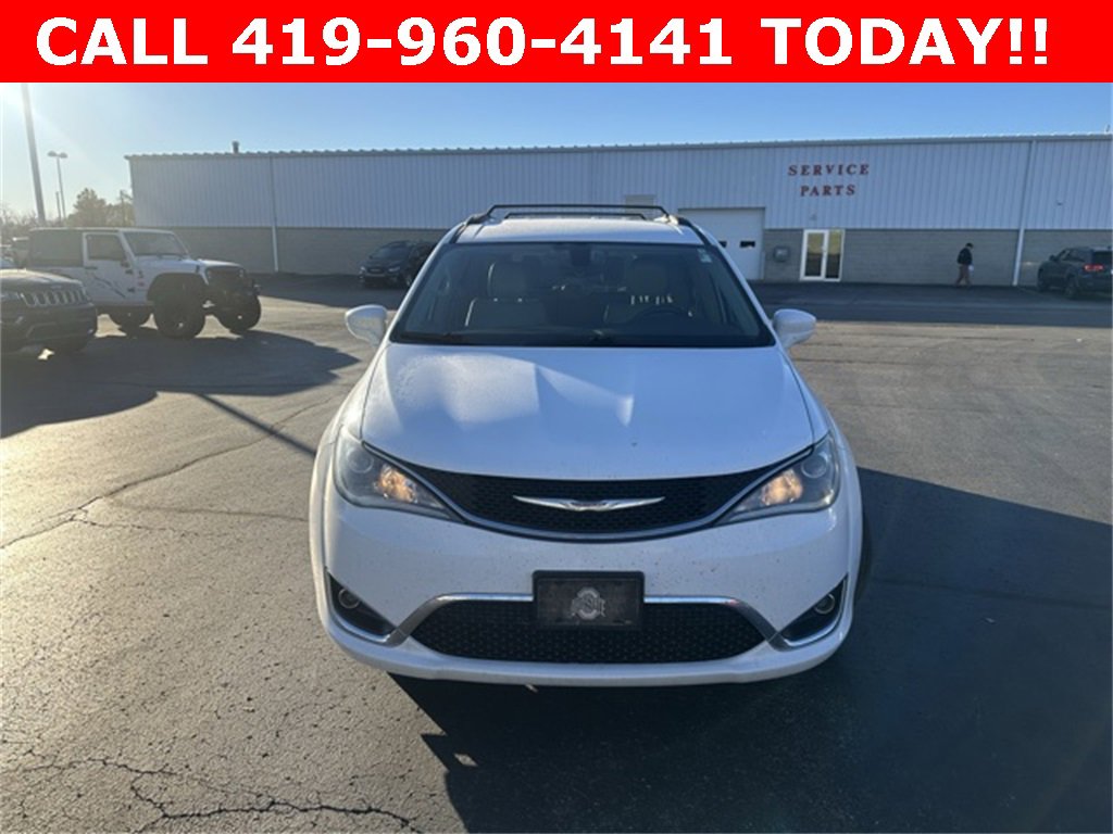 2017 Chrysler Pacifica Touring L photo 2