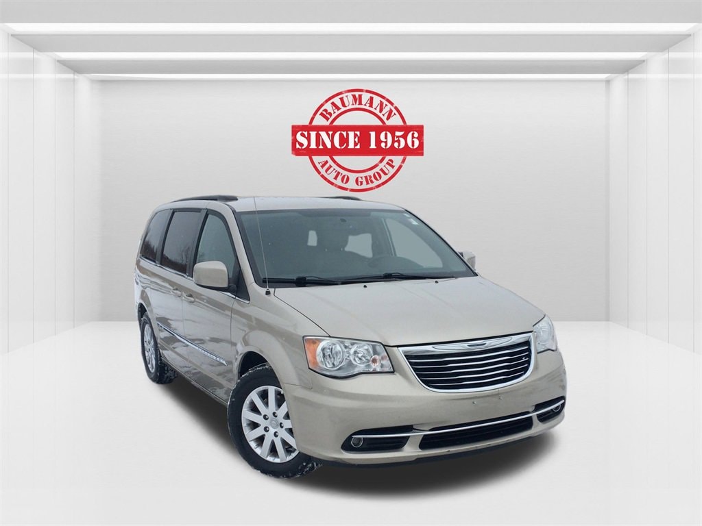 2013 Chrysler Town & Country Touring's photo