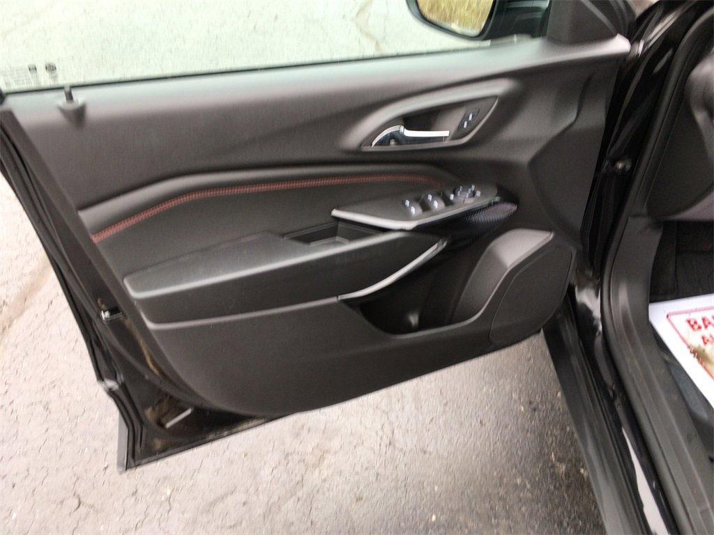 2025 Chevrolet Trax photo 2