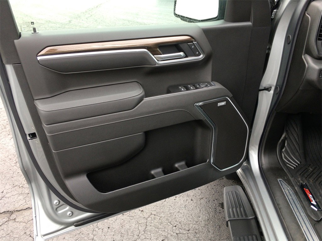 2026 Chevrolet Silverado 1500 RST photo 2