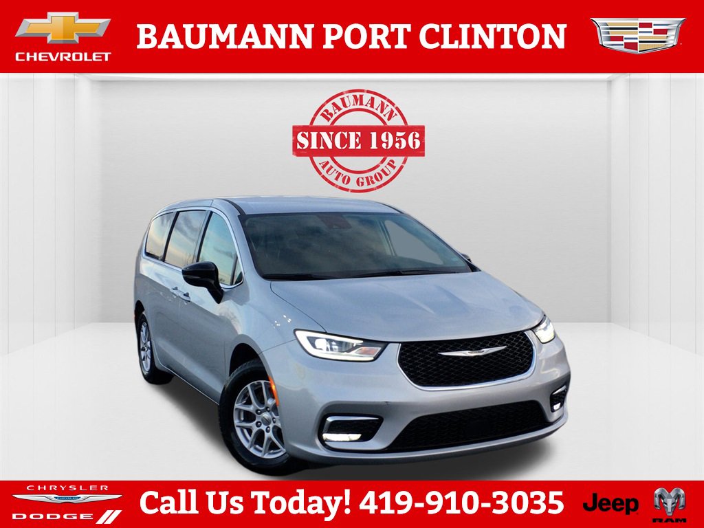 2024 Chrysler Pacifica Touring L's photo