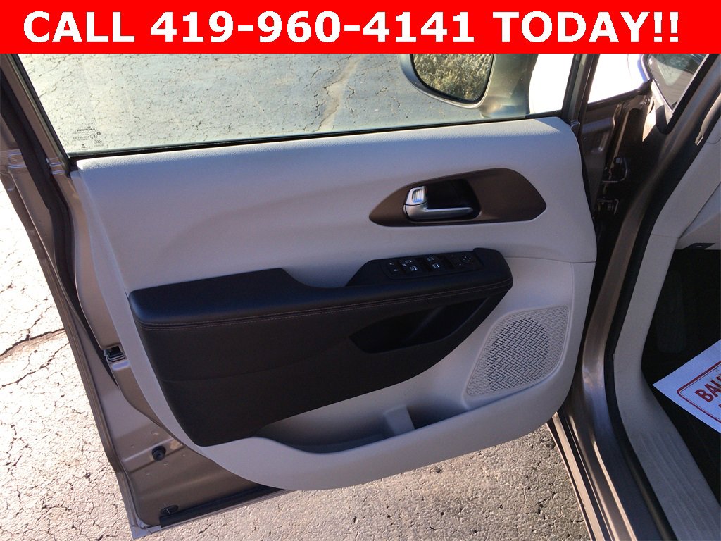 2018 Chrysler Pacifica Touring Plus photo 2