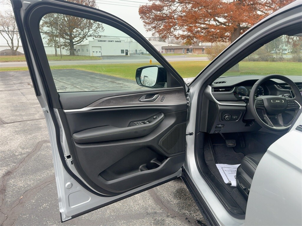 New 2025 Jeep Grand Cherokee L LIMITED 4X4 Sport Utility