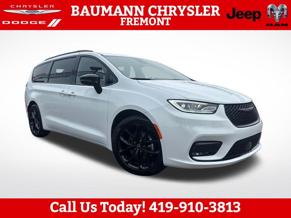 Used 2026 Chrysler Pacifica Limited Minivan/Van