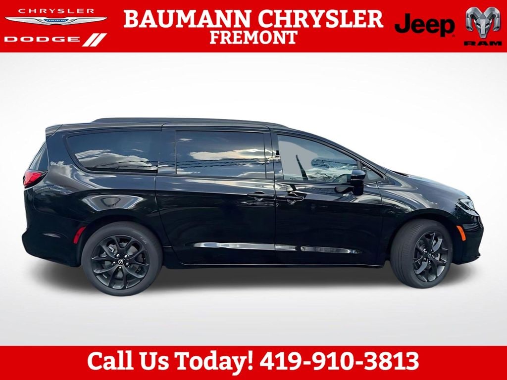 New 2026 Chrysler Pacifica LIMITED AWD Passenger Van