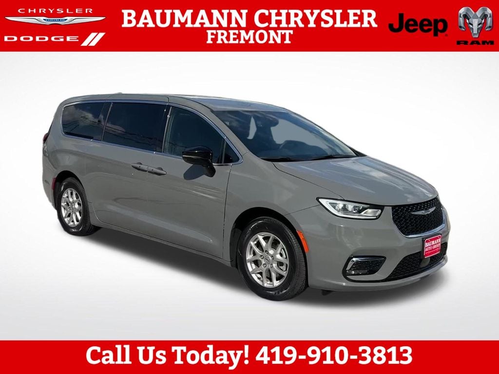 2025 Chrysler Pacifica Select's photo