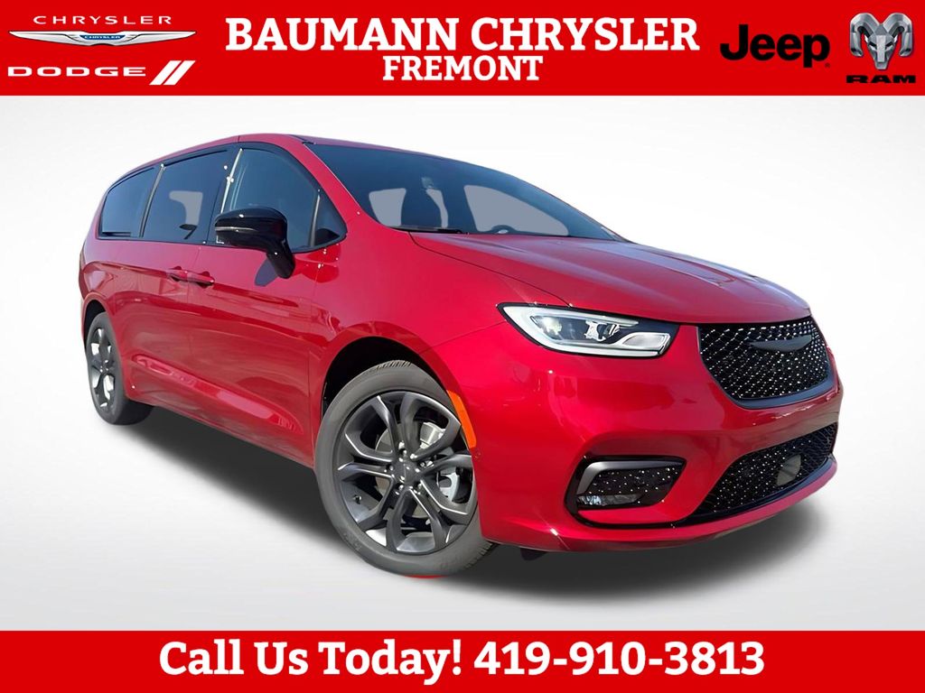 2026 Chrysler Pacifica Select's photo