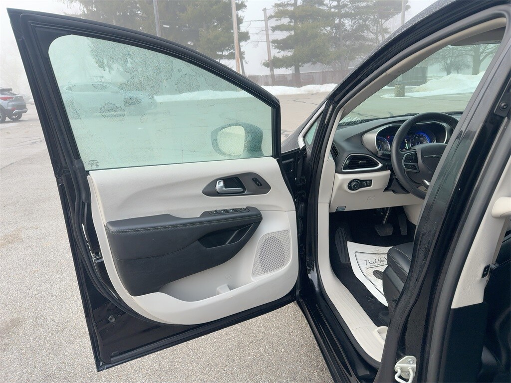 Used 2024 Chrysler Pacifica Touring L Minivan/Van