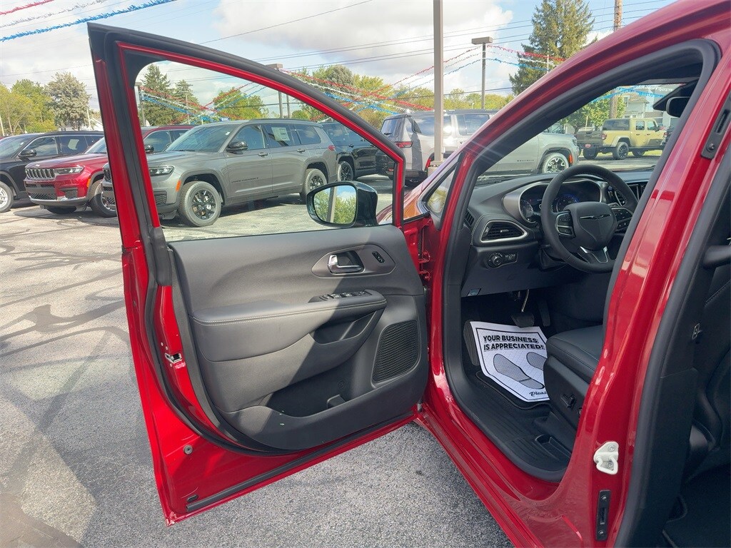 2026 Chrysler Pacifica photo 2