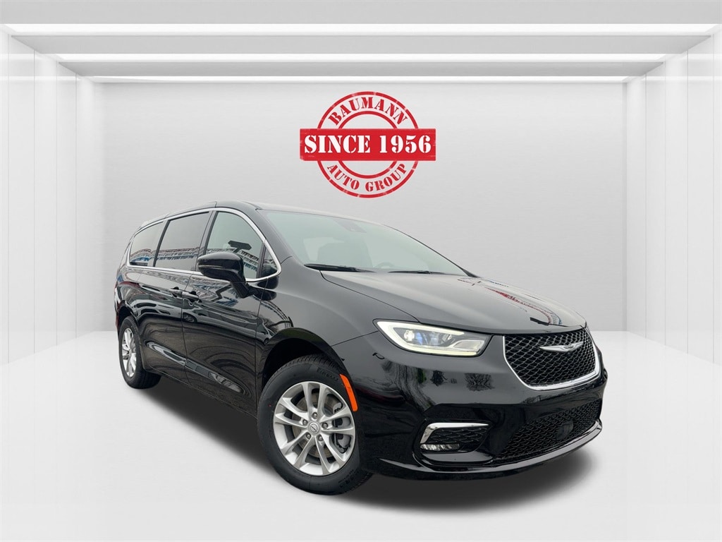 2026 Chrysler Pacifica Select's photo