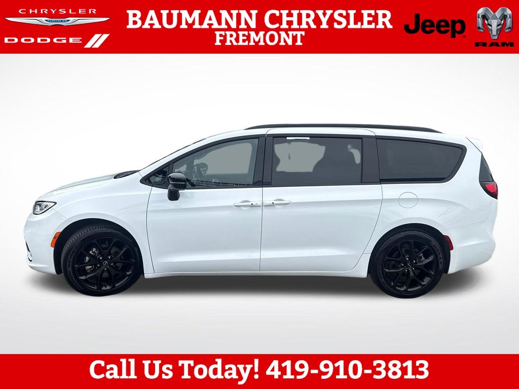 Used 2026 Chrysler Pacifica Limited Minivan/Van