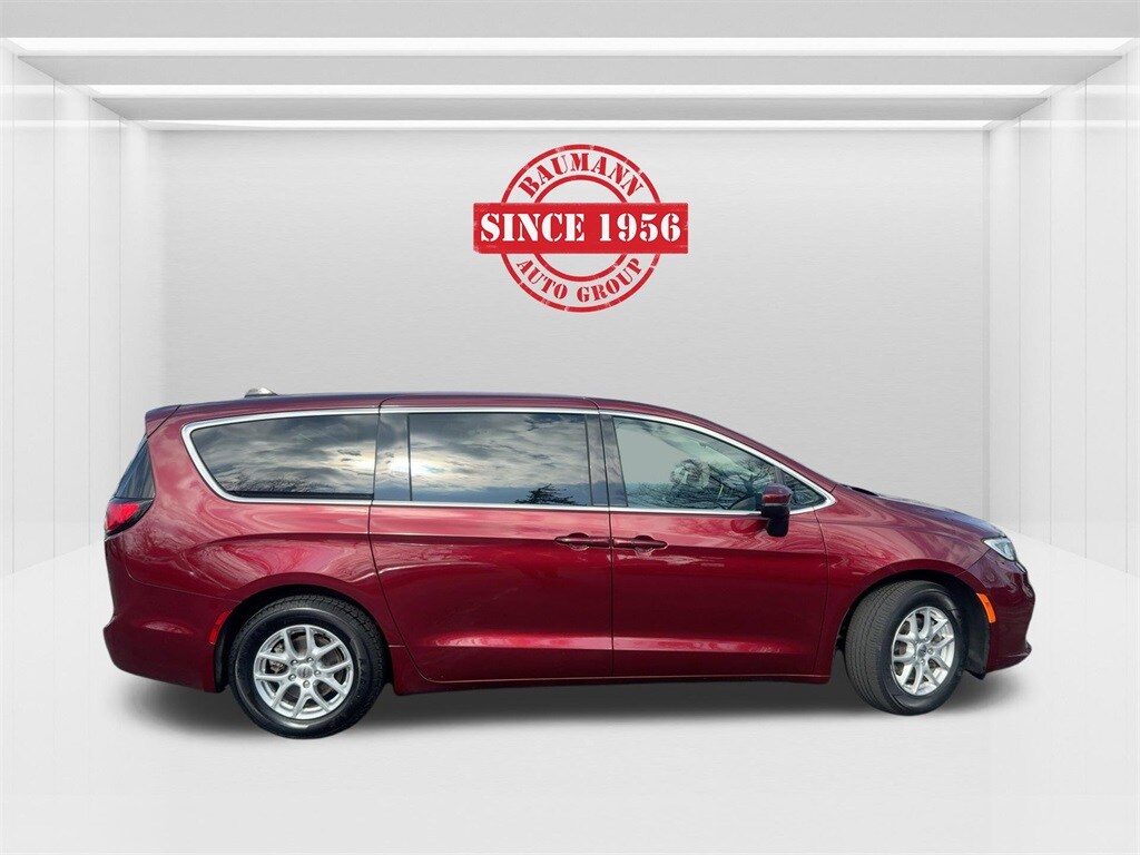 Used 2023 Chrysler Pacifica Touring L Minivan/Van